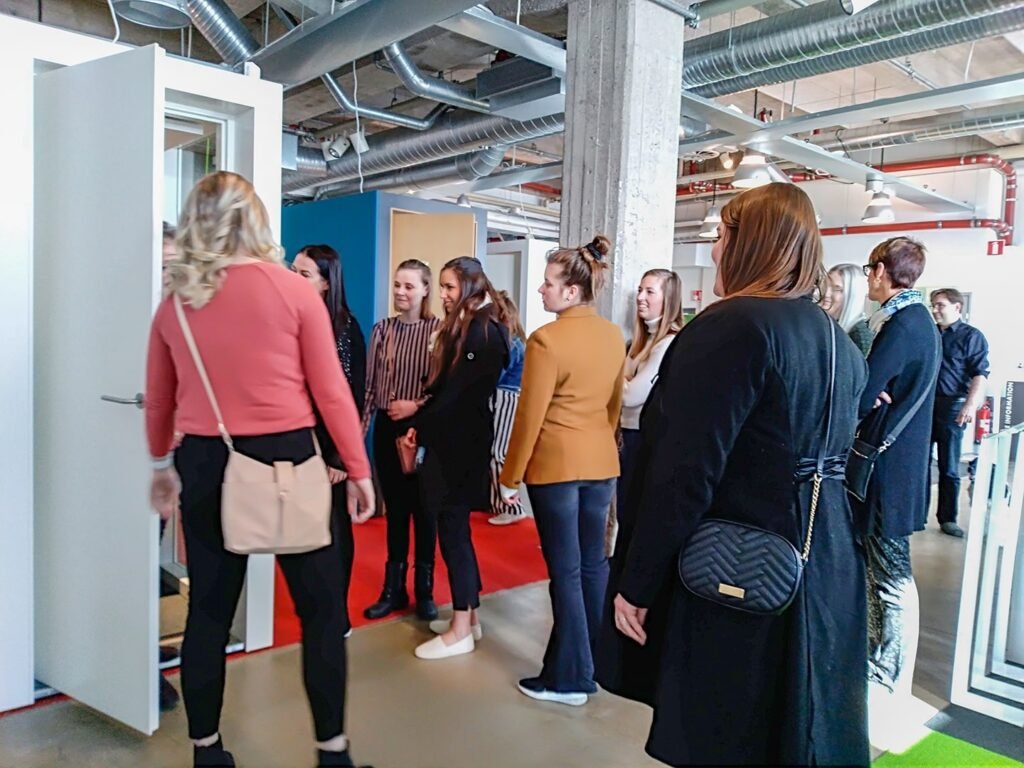 Vieraile INTO SHOWROOMILLA - INTO the Nordic Silence